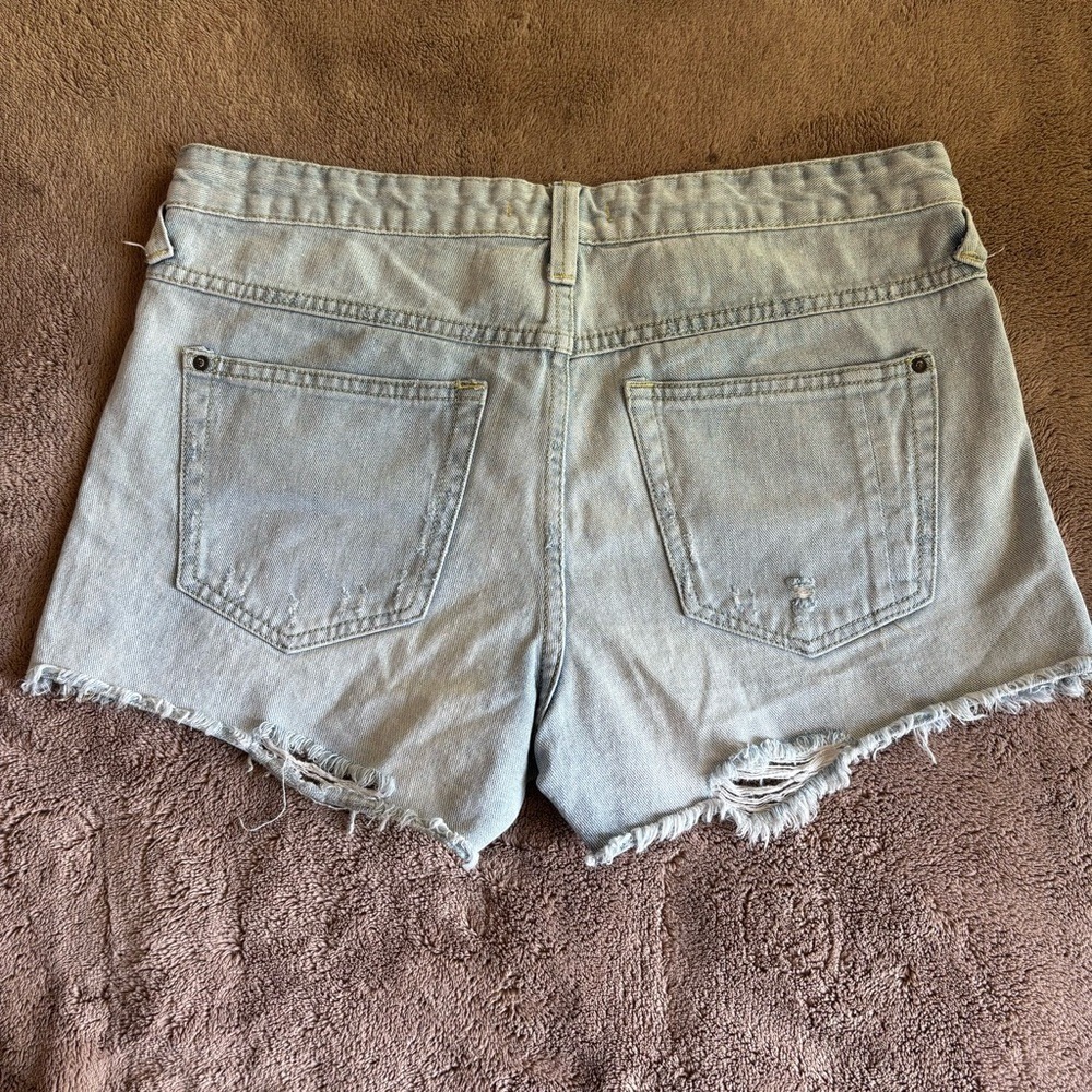 Free People Light Wash Distressed Denim Cut Off Shorts Size 28 - Picture 4 of 10